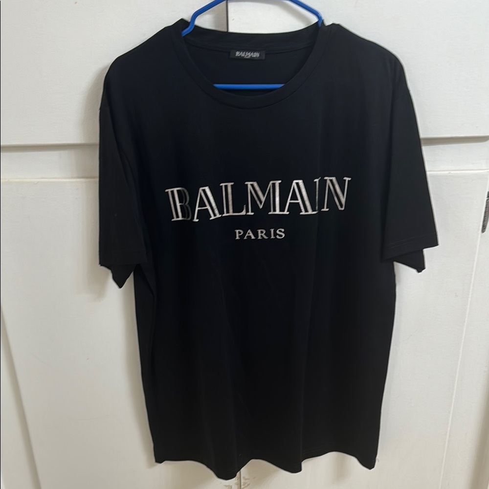 Black bin, Paris men’s T-shirt size extra large.